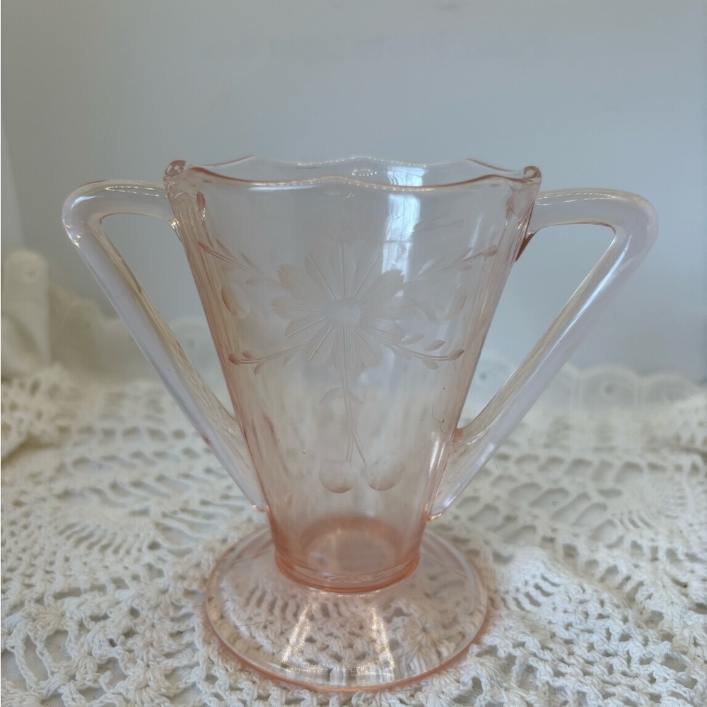 Jeannette Glass Pink Depression Glass sugar bowl in the Floral (Poinsettia)